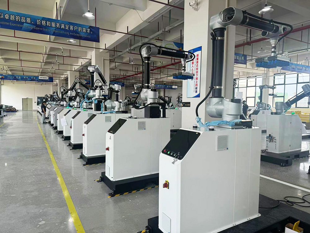 Línea de robots colaborativos de paletizado Warsonco en fábrica listos para su instalación industrial.